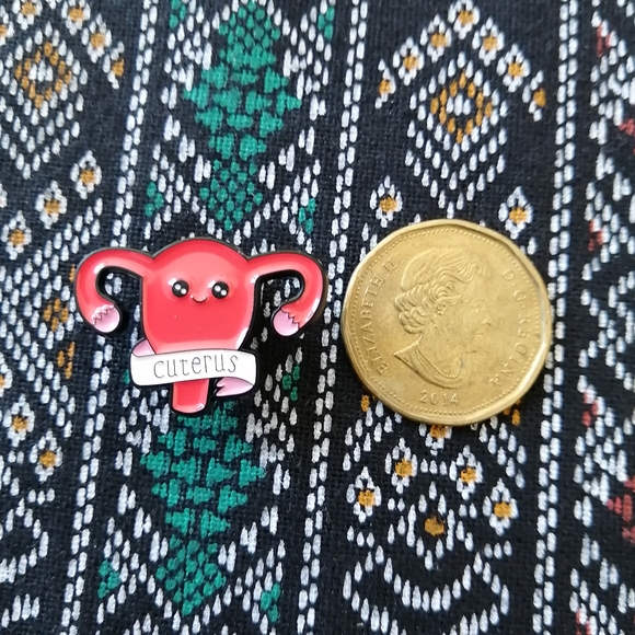 📍2/20$ Cuterus Enamel Pin NWOT - Picture 2 of 5